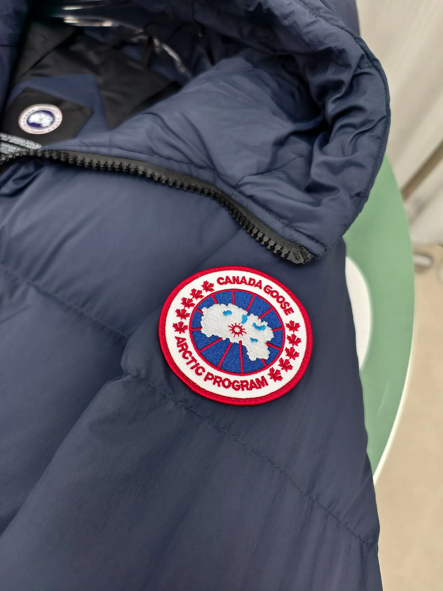 P1040————2800M (same style for men and women) Canada goose Lawrence long down jacket The Lawrence long down jacket provides basic protection for daily adventures and is made of sustainable Enduraluxe fabric with a practical soft touch. It has a quilted body and adjustable hood. Filled with extremely fluffy duck down. The adjustable down-filled connected hood and chin-protecting suede knitted stand-up collar are soft and extra-comfortable. Tapered rib-knit cuffs improve comfort and seal in heat. There are two zippered side vents at the bottom of the jacket for increased range of motion and ventilation. It has a longer hem at the back for added protection and reflective double stripes on the back. Color: black with red label, black with black label, navy blue with red label Size: XS-2XL